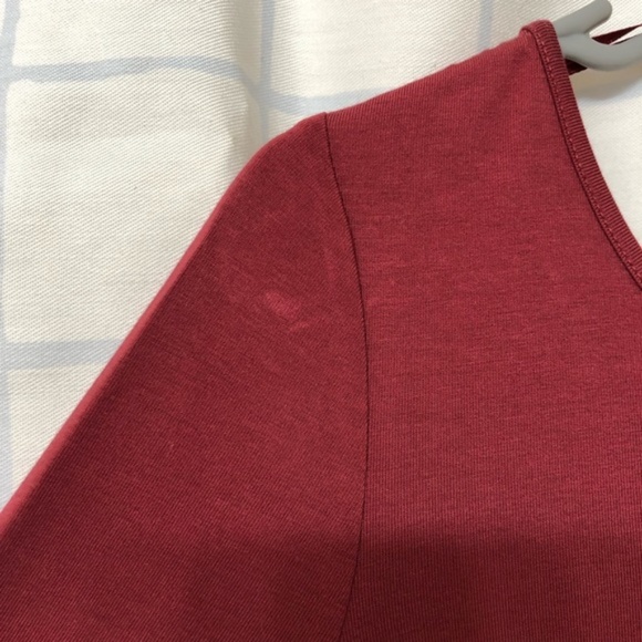 Classic Red Guess 3/4 Sleeve Crop Top - Picture 4 of 4